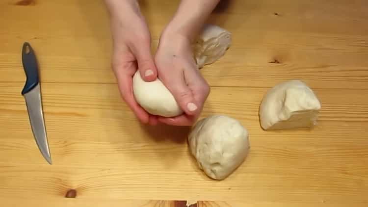 Az elkészítéshez ossza meg a tésztát 4 részre