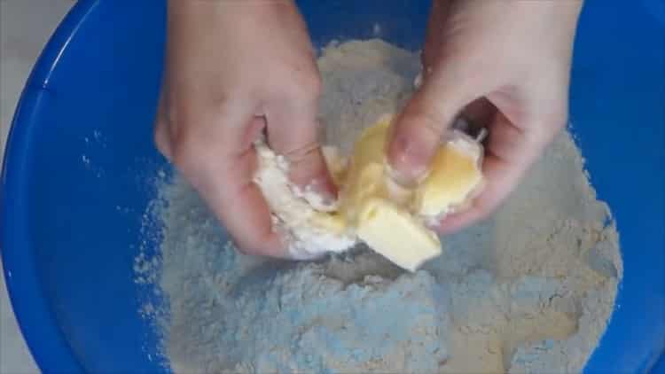 За да направите кефирно тесто, смесете маслото с брашното