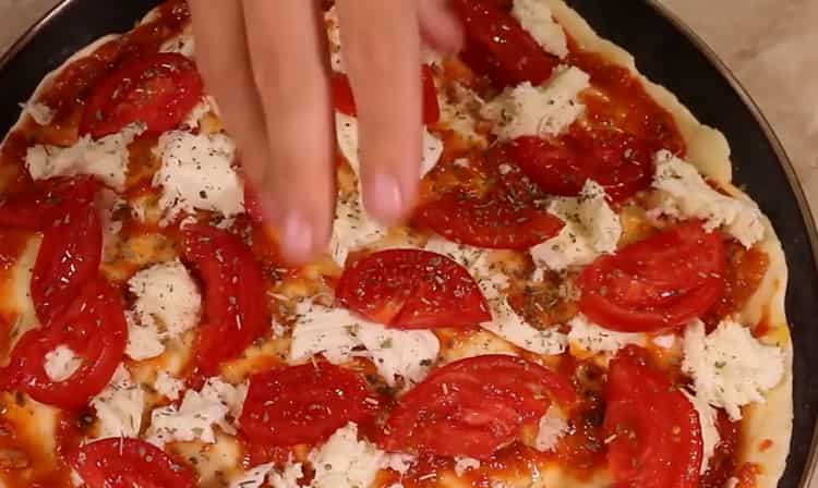 K přípravě pizzy na těsto položte náplň
