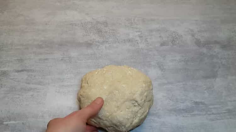 Rouler une pâte pour en faire une pâte