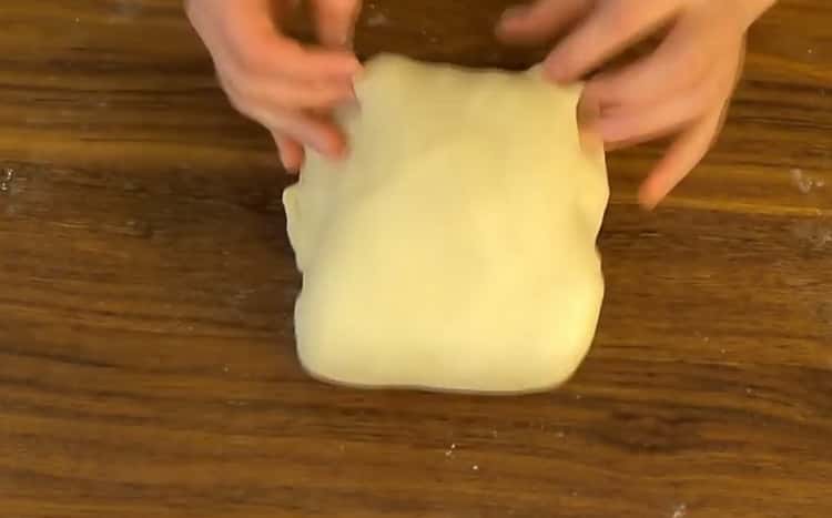 Pizzateig auf saurer Sahne entsprechend einem schrittweisen Rezept mit Foto