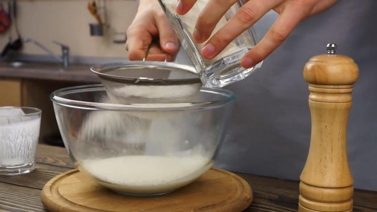 Пресейте брашно, за да направите тесто