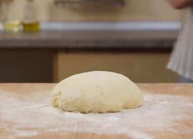 Dough para sa masarap na sausage sa isang pan na pritong тест