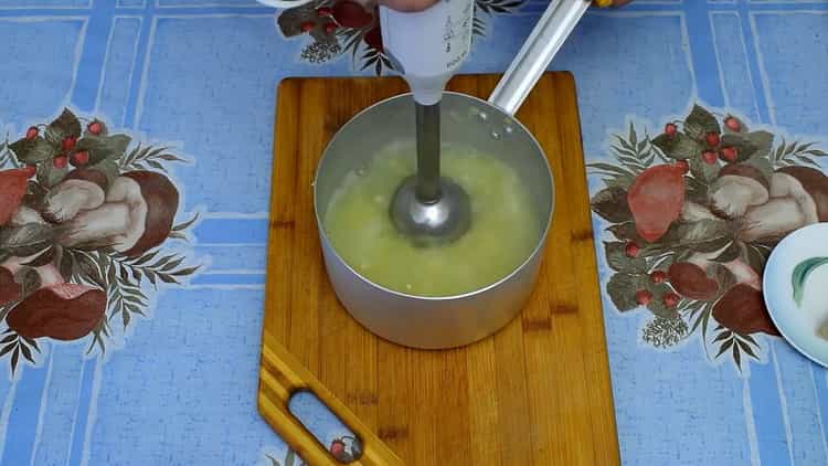 Kartoffeln hacken, um Teig zu machen
