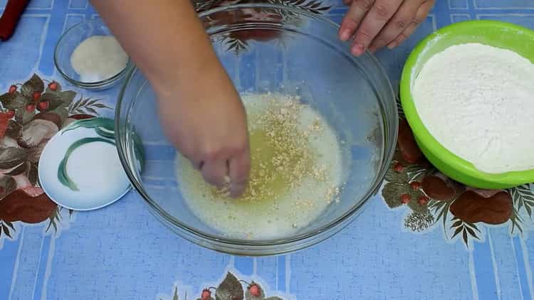 Nakrájejte brambory na těsto