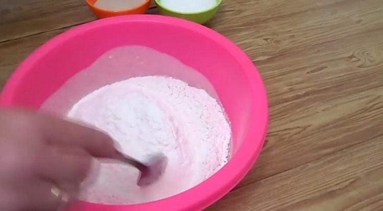 Пресейте брашно, за да направите тесто