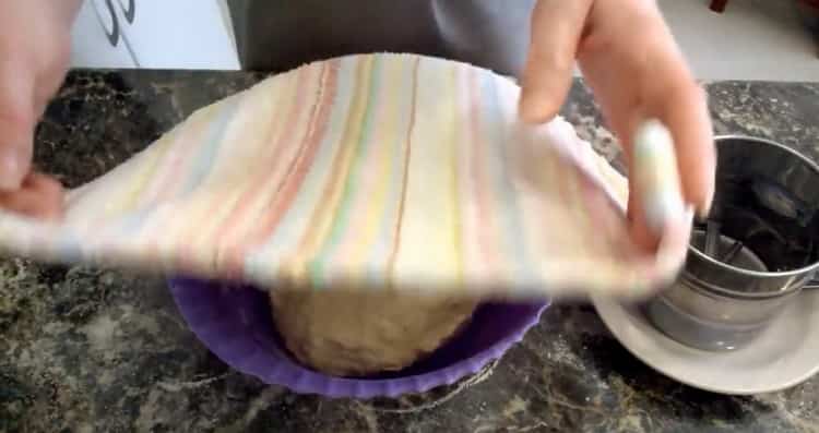 Για να προετοιμάσετε τη ζύμη, καλύψτε με μια πετσέτα ένα μπολ