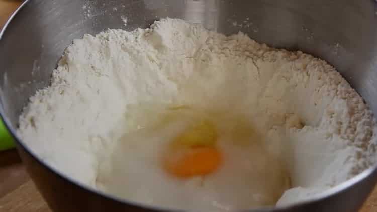 Добавете яйца за приготвяне на тестото.