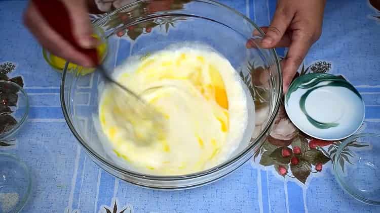 Προσθέστε αυγά για να προετοιμάσετε τη ζύμη.