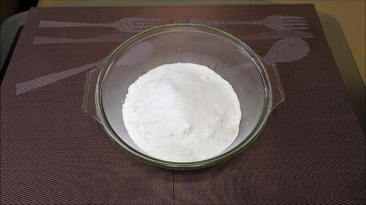 Добавете сол и захар за приготвяне на суроватъчно тесто.