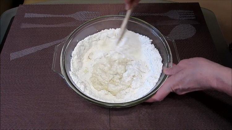 Mischen Sie die Zutaten, um einen Molkenteig zu machen.