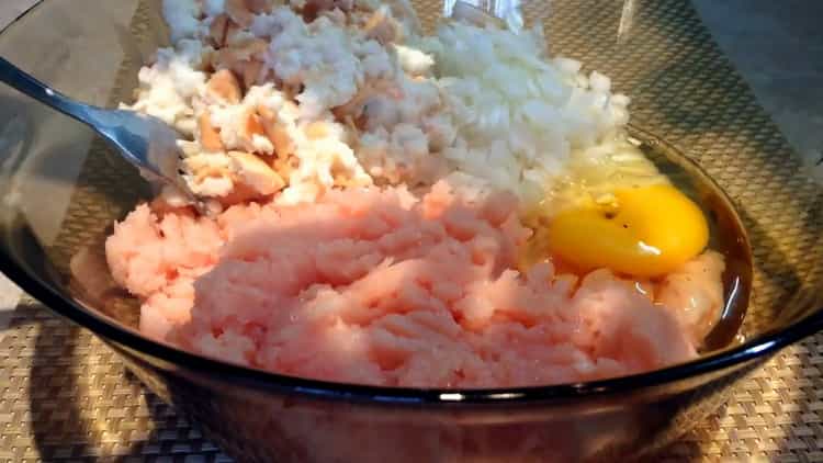 Fügen Sie Ei hinzu, um Fleischklöschen zu kochen