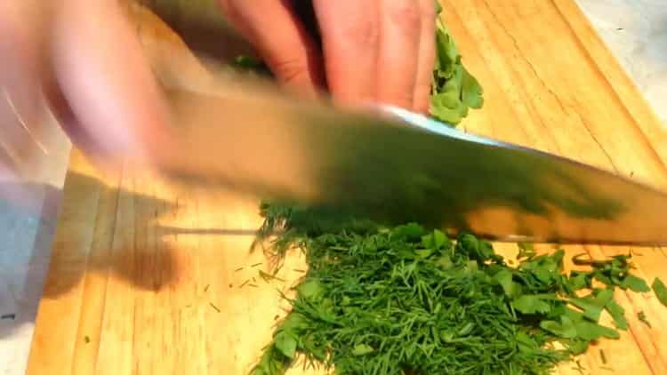 Zum Kochen von Fleischbällchen das Gemüse hacken