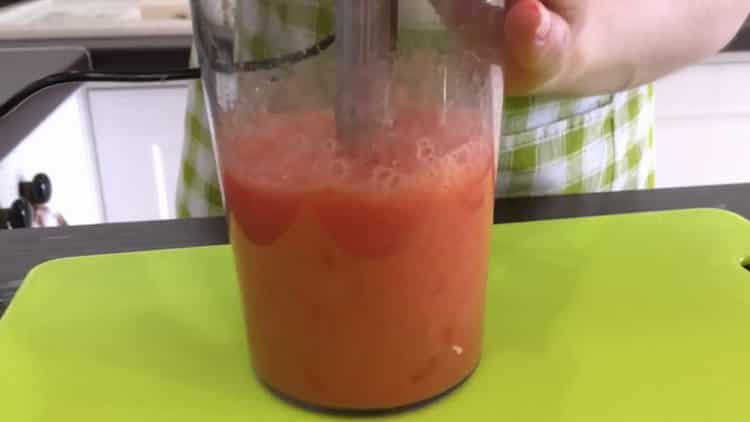 За да направите кюфтета, пригответе доматен сок