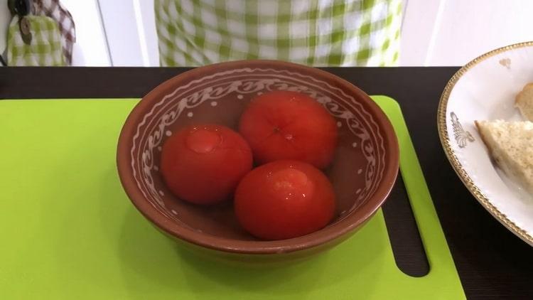 Zum Kochen von Fleischbällchen Tomaten blanchieren