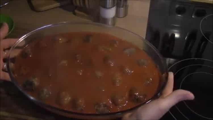 per cucinare le polpette, versare la salsa sullo stampo