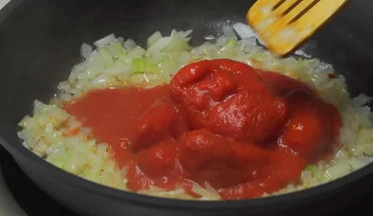 Per preparare le polpette, prepara la salsa