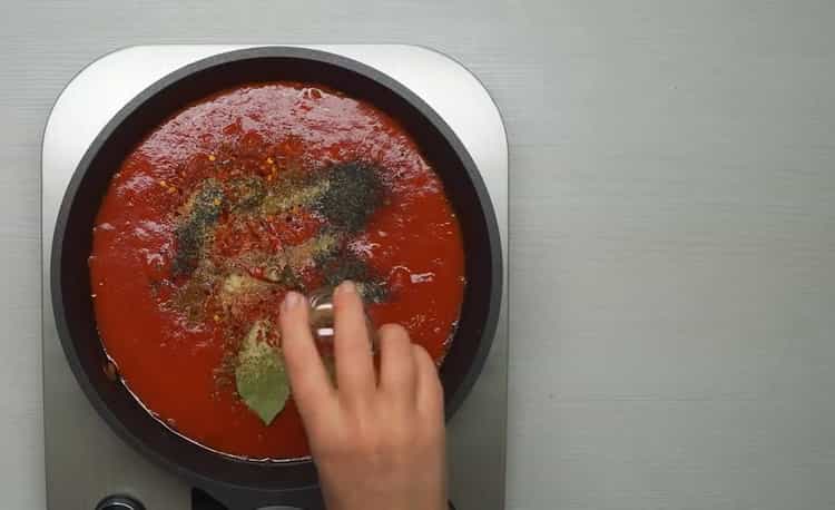 За да готвите кюфтета, добавете подправки към соса