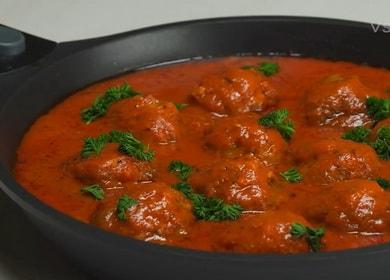 Kuinka oppia keittämään herkullisia lihapullia tomaattikastikkeessa pannulla 🍲