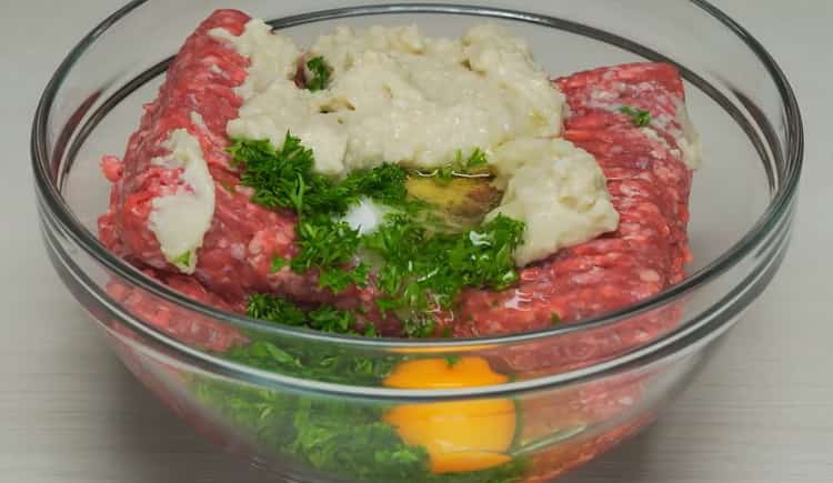 Norėdami sumaišyti kotletus, sumaišykite maltos mėsos ingredientus.