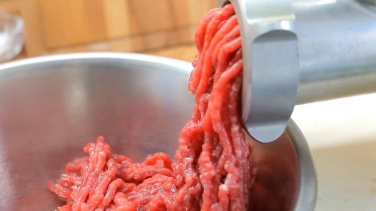Για να μαγειρεύετε κεφτεδάκια, περάστε το κρέας μέσω ενός μηχανήματος κοπής κρέατος