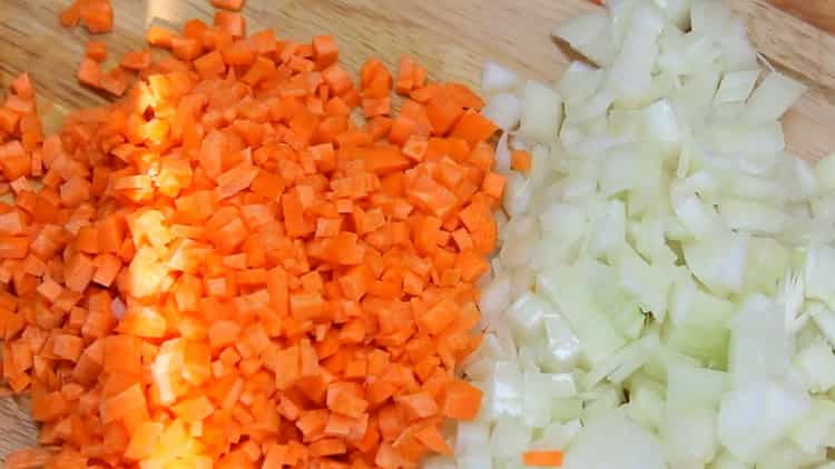 Hacken Sie Gemüse, um Fleischbällchen zu kochen