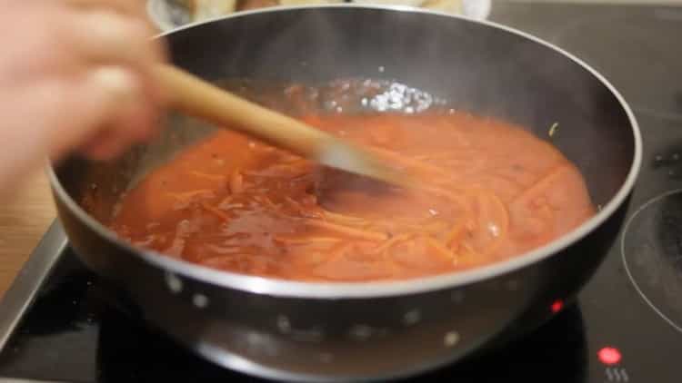 Per preparare le polpette, prepara la salsa