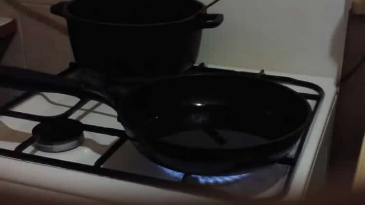 Húsgombóc főzéséhez melegítse fel a serpenyőt