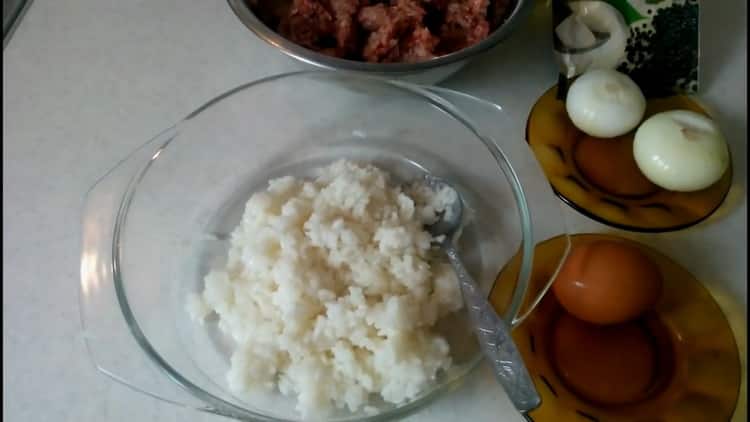 Per cucinare le polpette, far bollire il riso