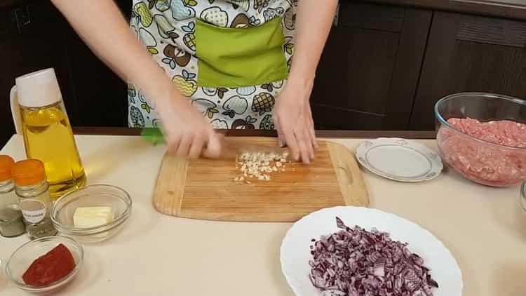 Per cucinare le polpette, tagliare l'aglio