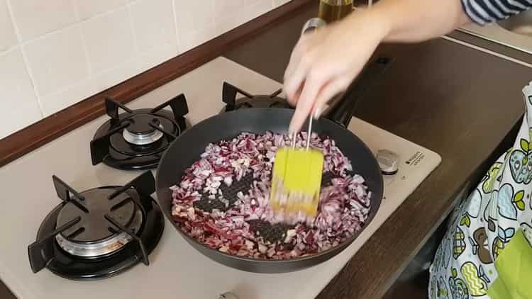 Per cucinare le polpette, friggere le cipolle