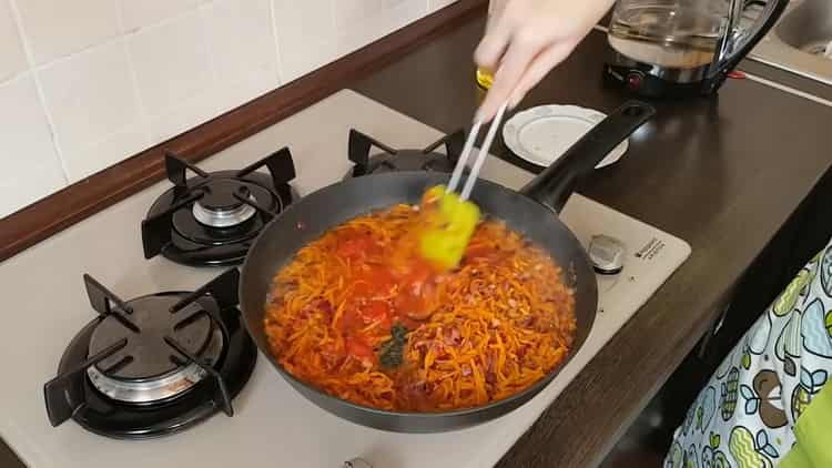 Добавете доматено пюре за готвене на кюфтета