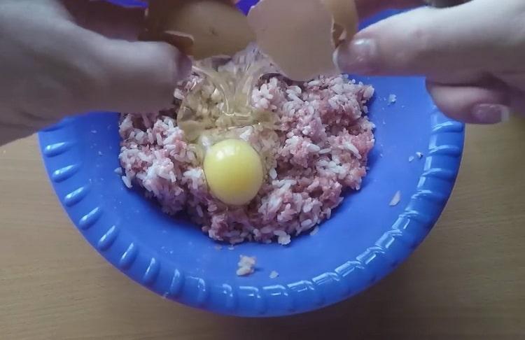 Aggiungi le uova per cuocere le polpette