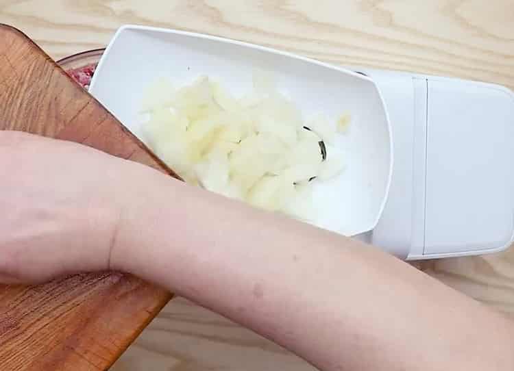 Susmulkinkite svogūną, kad susidarytų kotletai