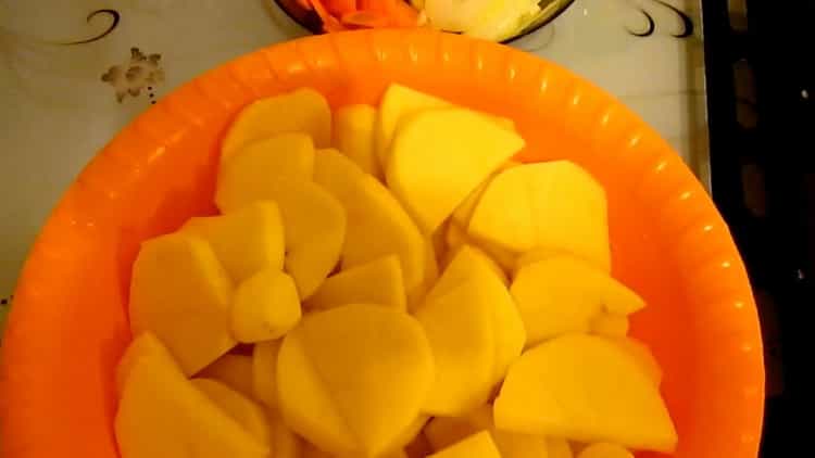 Kartoffeln schneiden, um Fleischbällchen zu kochen