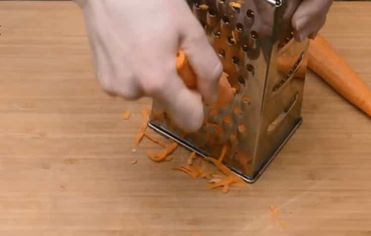 Per cucinare le polpette, grattugiare le carote