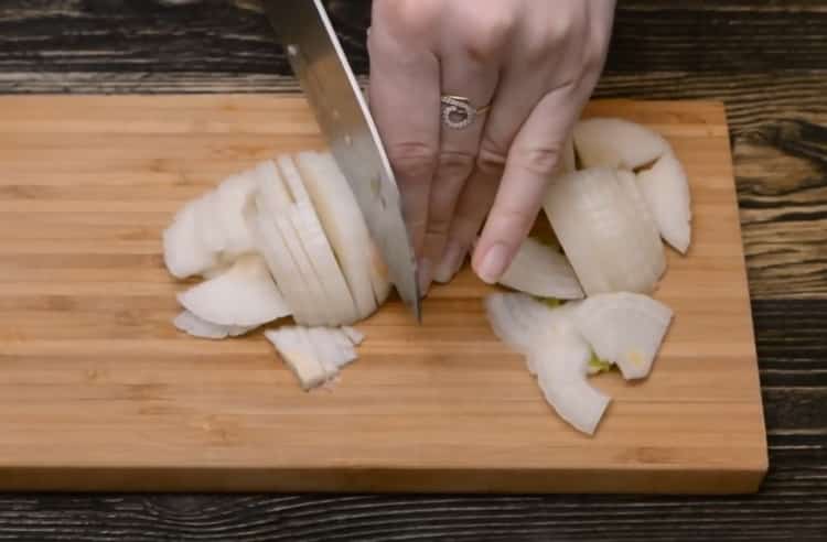 Per cucinare polpette, grattugiare le cipolle