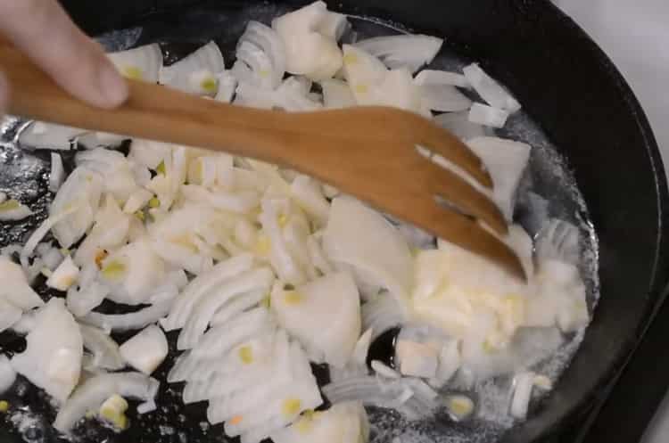 Per cucinare le polpette, friggere le cipolle