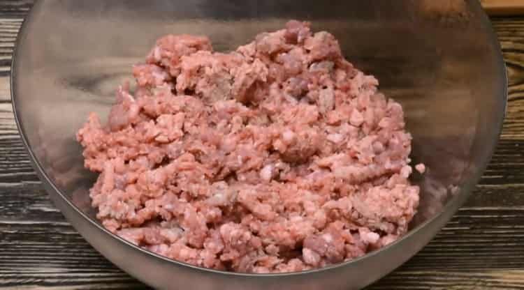Húsgombóc elkészítéséhez készítse elő a húst