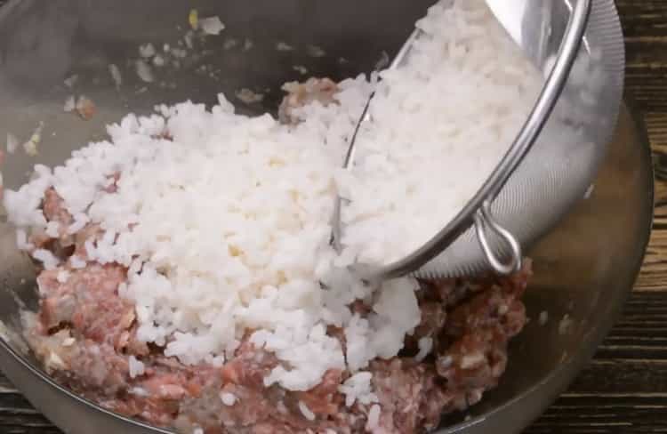 Добавете ориз за готвене на кюфтета