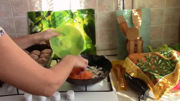 Braten Sie Gemüse, um Fleischbällchen zu kochen
