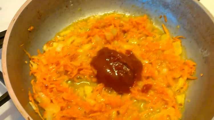 Добавете доматено пюре за готвене на кюфтета
