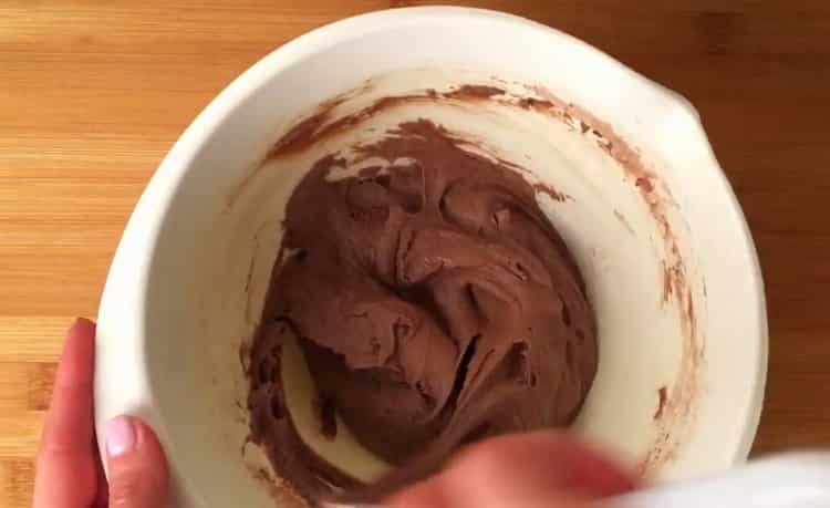 Για να κάνετε ένα κέικ παγωτού, ετοιμάστε μια βάση
