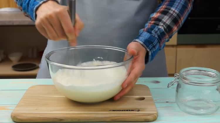 Per fare una torta di gelatina, prepara la panna acida