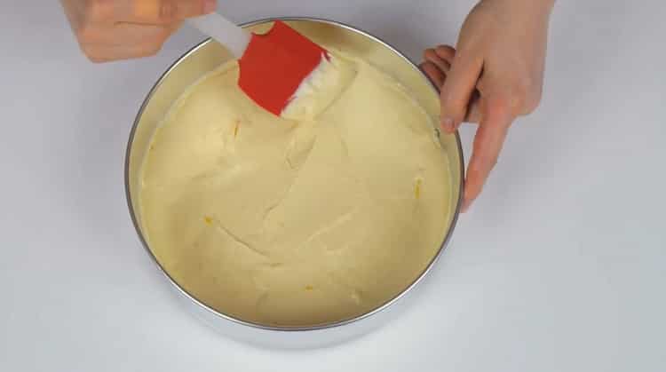 За да приготвите тортата, подгответе формата