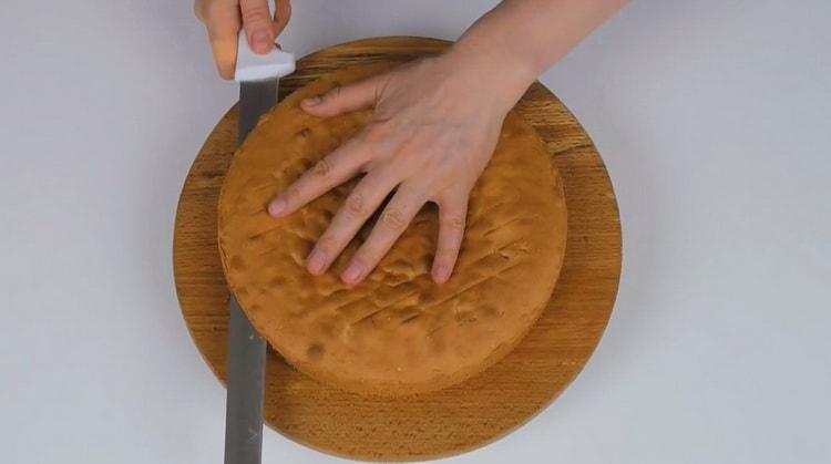 Per preparare la torta, dividere le torte
