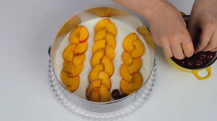 Um den Kuchen zuzubereiten, legen Sie die Beeren auf die Sahne