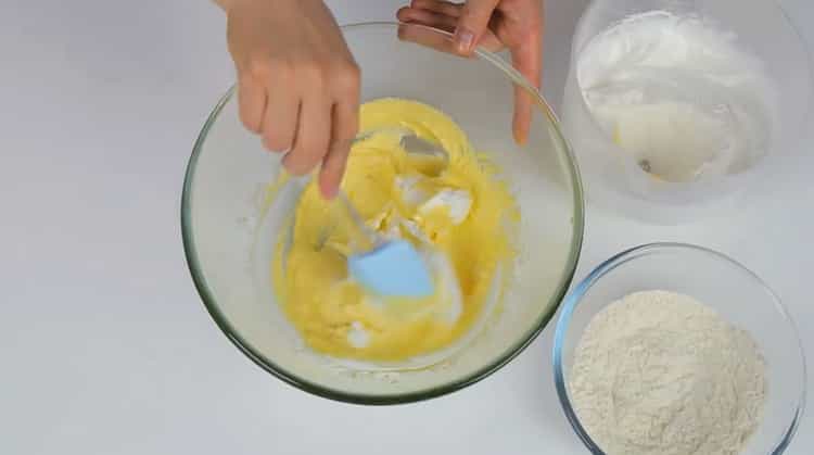 Norėdami paruošti pyragą, sujunkite ingredientus