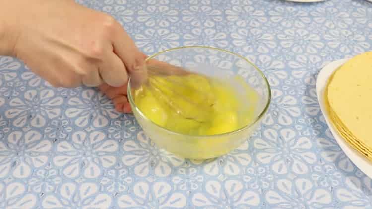 Χτυπήστε τα αυγά για να κάνετε κλασική τορτίγια