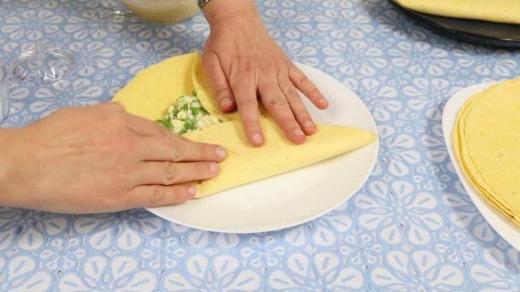 Klasszikus tortilla elkészítéséhez tedd a tölteléket tortilla-ra